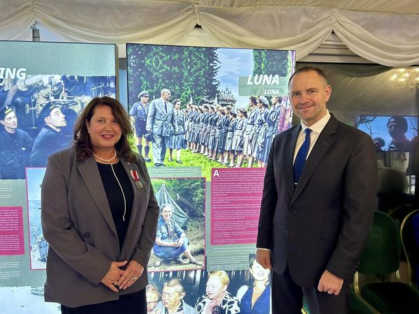 Polish Sue otrzymała nagrodę „Ambasadora Polskiej Historii” z rąk dr. Karola Nawrockiego, Prezesa Instytutu Pamięci&nbsp;Narodowej.