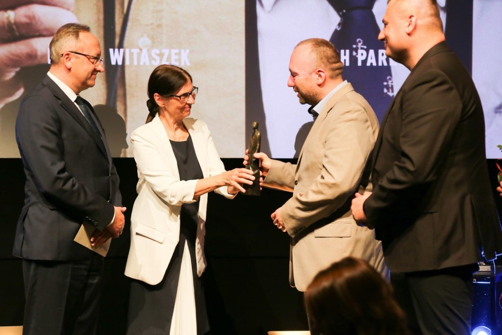 Film o Polakach ratujących Żydów : „Za bochen chleba”, w reżyserii Karola Wojteczka i Pawła Pierzchanowskiego otrzymał nagrodę główną im. Janusza Krupskiego.&nbsp;