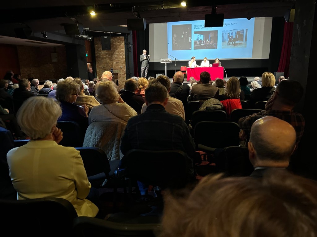 Przy pełnej sali trwają wybory prezesa i nowych władz w londyńskim&nbsp;POSK-u.