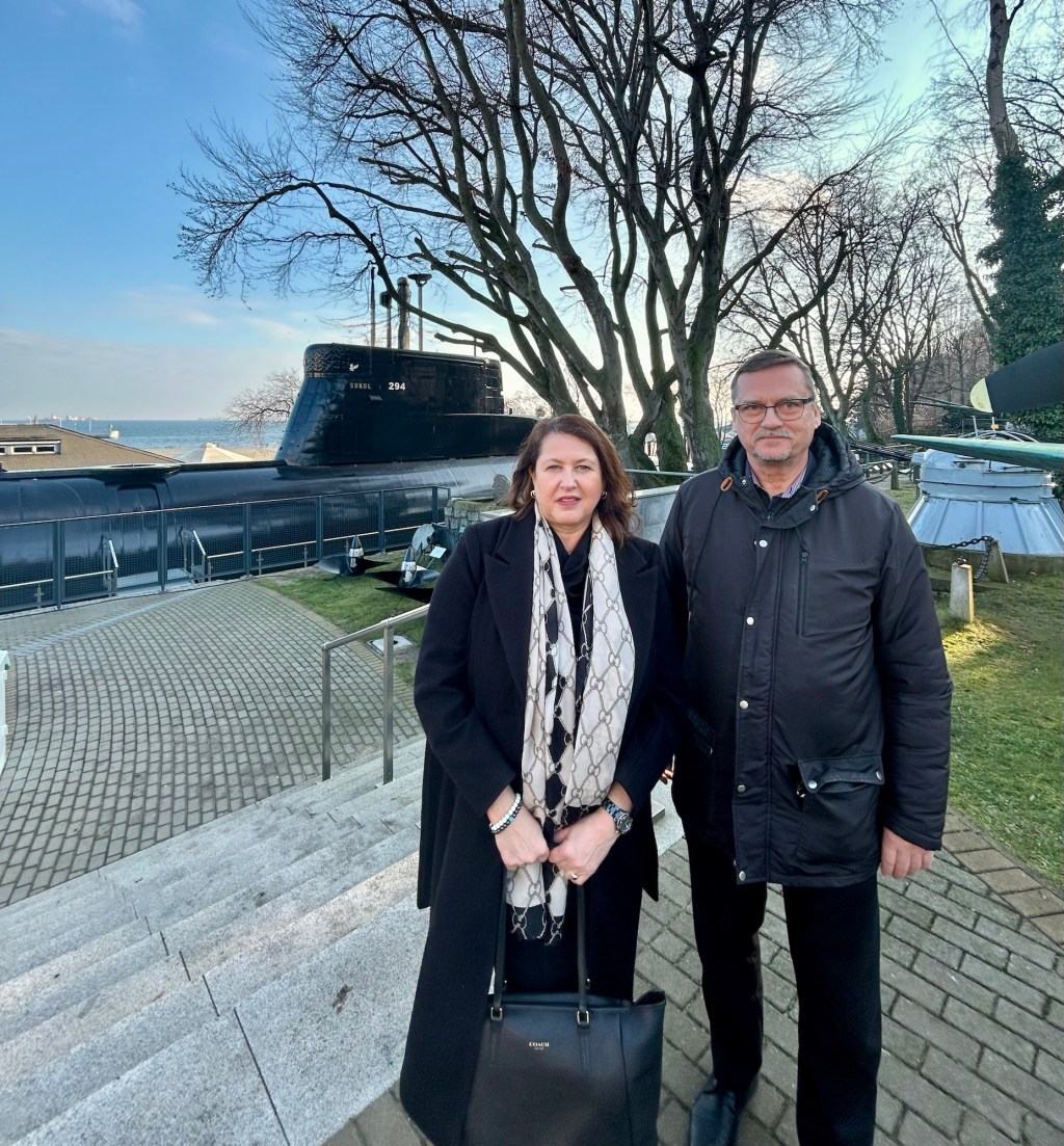 Odwiedziliśmy Muzeum Marynarki Wojennej w Gdyni, które wzbogaciło się o nowe artefakty, w tym maszt ORP Mewa – relikwię papieską.&nbsp;&nbsp;