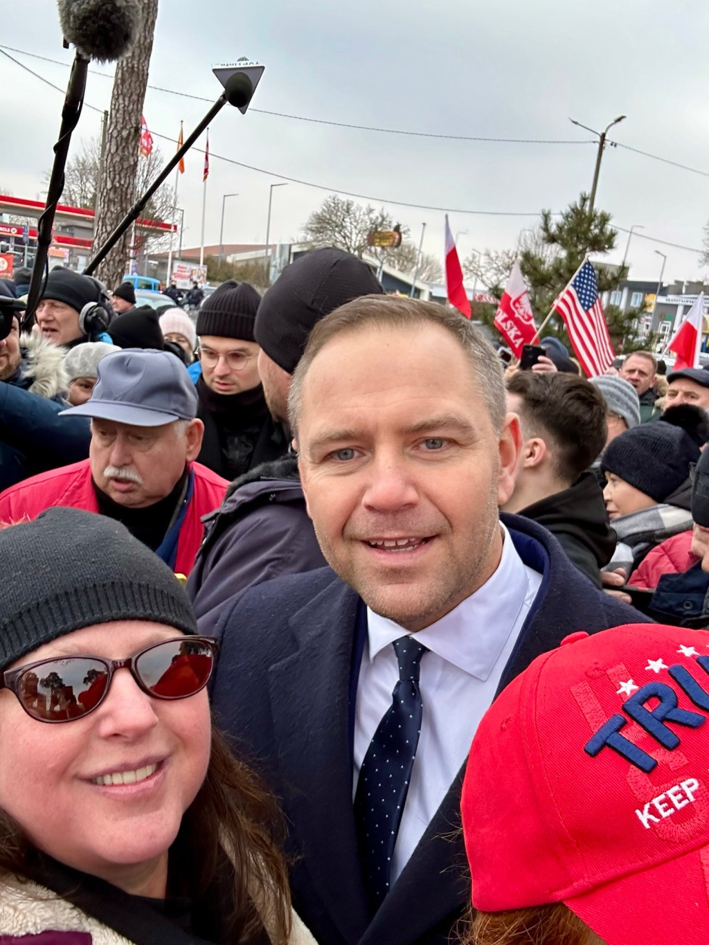Niezależny kandydat na Prezydenta RP – dr Karol Nawrocki, podczas dzisiejszego spotkania wyborczego w Kozienicach na Mazowszu, &nbsp;rozmawiał z Polonią ze Stanów Zjednoczonych i Wielkiej Brytanii.&nbsp;&nbsp;