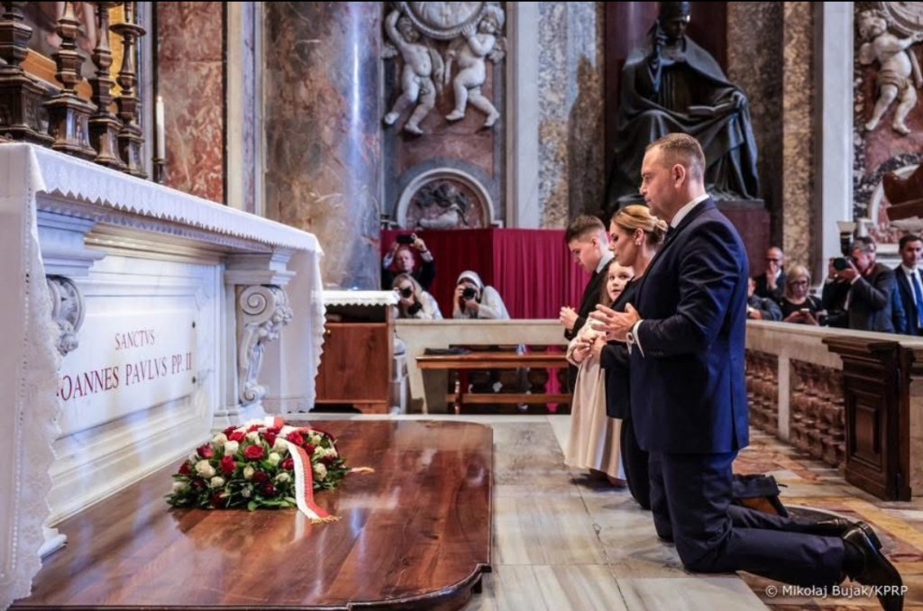 Prezydent Karol Nawrocki wraz z Rodziną rozpoczął  wizytę w Watykanie od złożenia hołdu najwybitniejszemu Polakowi w dziejach – św. Janowi Pawłowi&nbsp;II.