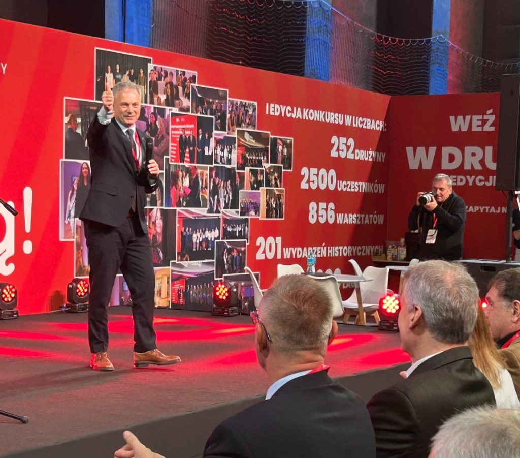 „Silni Polską!” – edukacyjny program IPN budzi patriotyzm wśród młodych. Polish Sue wspiera podobne inicjatywy w Wielkiej&nbsp;Brytanii.