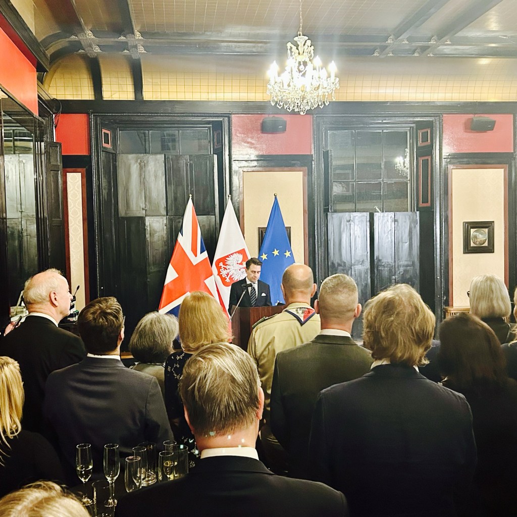 Polish Sue wzięła udział w obchodach Narodowego Święta  Niepodległości w Ambasadzie RP w Londynie – w 107. rocznicę odzyskania przez Polskę&nbsp;niepodległości.