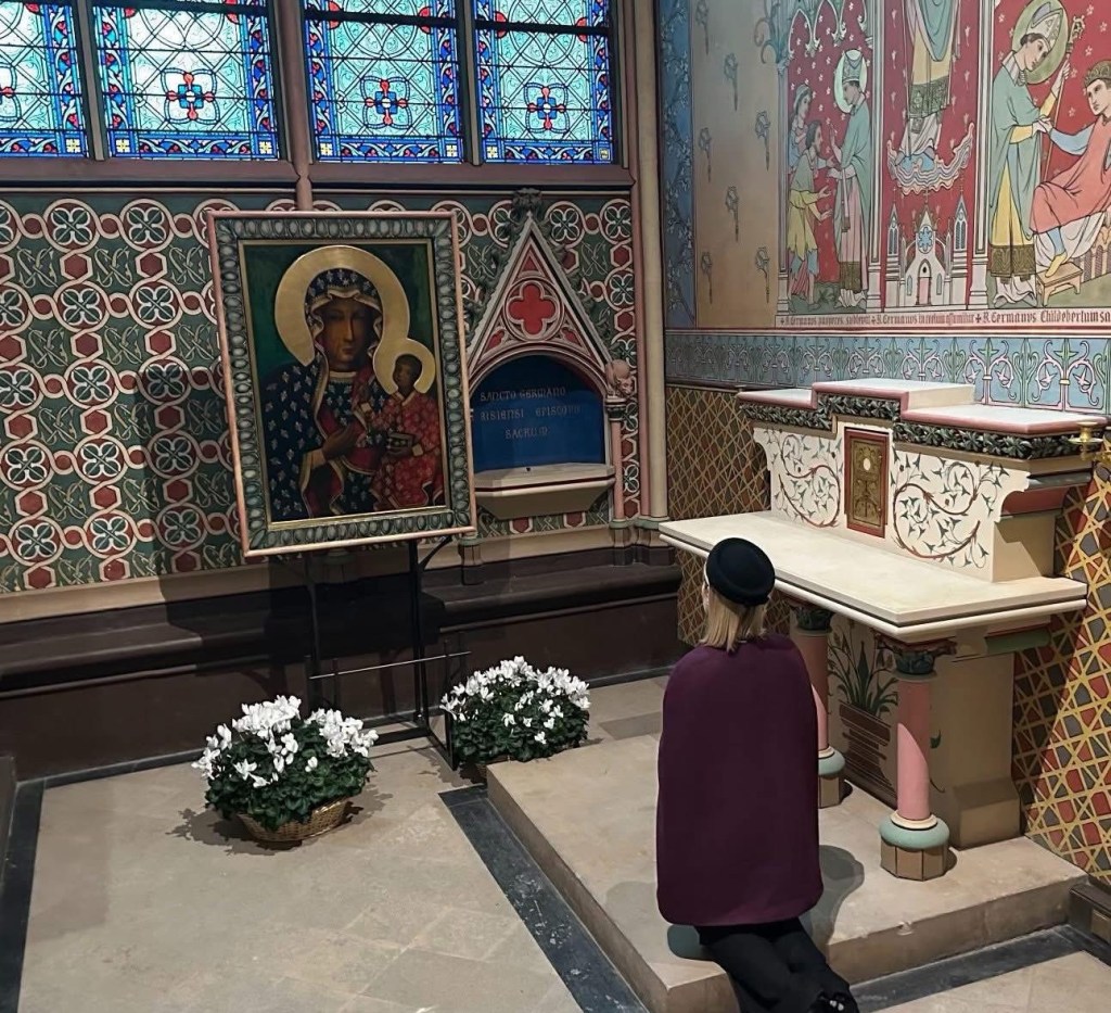 Małżonka Prezydenta RP Marta Nawrocka na uroczystości ponownego wprowadzenia Ikony Matki Bożej Częstochowskiej do Kaplicy Polskiej w Katedrze Notre–Dame w&nbsp;Paryżu.&nbsp;