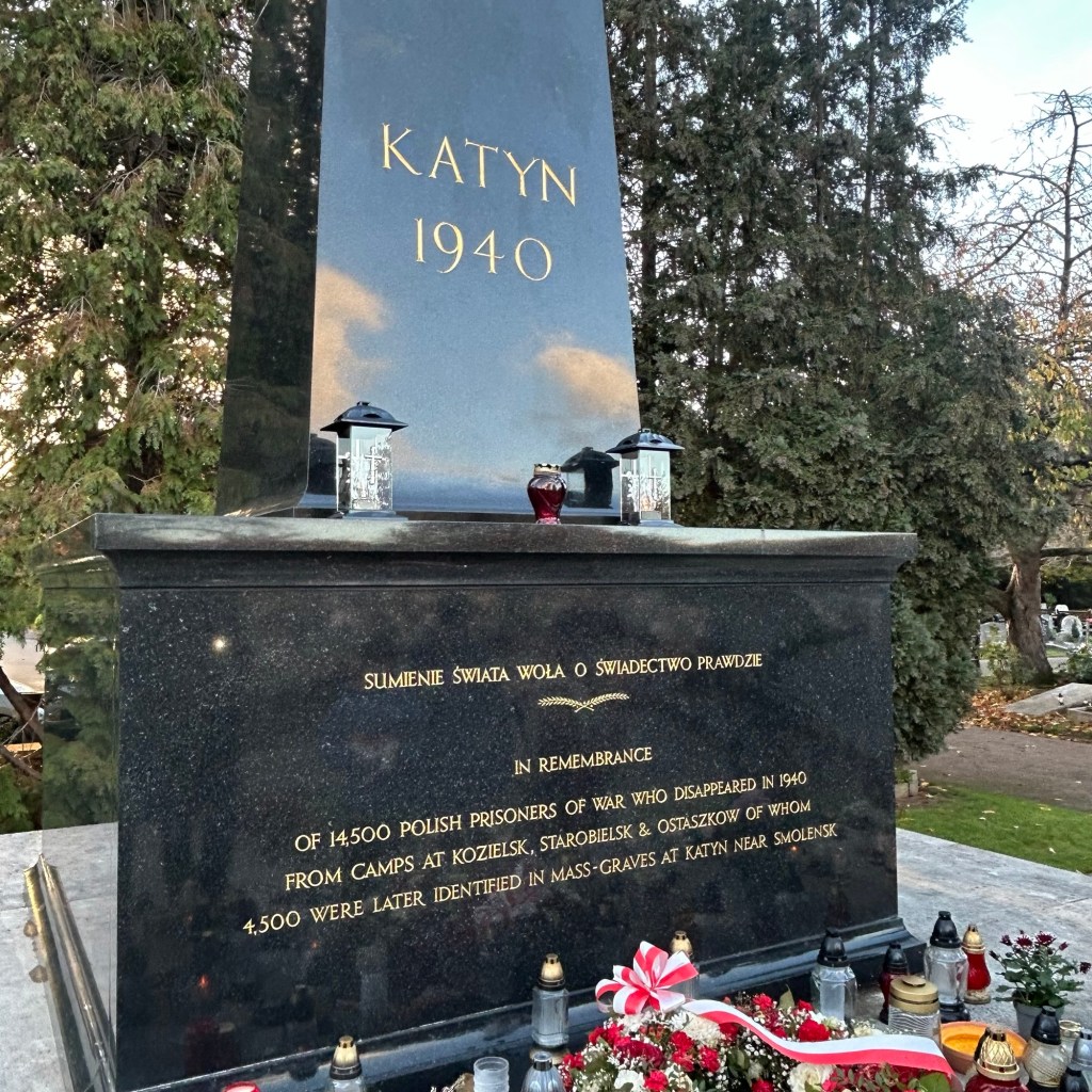 🇵🇱 Światełko pamięci na cmentarzu Gunnersbury.  W hołdzie bohaterom, którzy oddali życie za wolną&nbsp;Polskę.