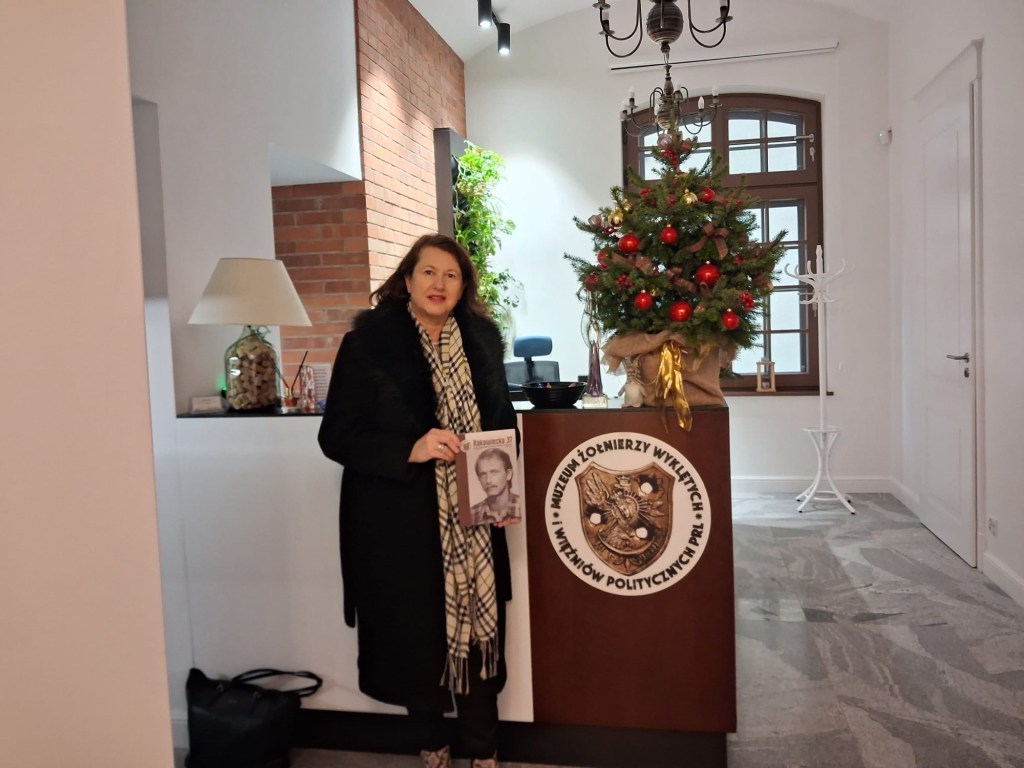 „Wolność jest w nas” – Polish Sue odwiedziła poruszającą wystawę w Muzeum Żołnierzy Wyklętych i Więźniów Politycznych PRL oraz nawiązała współpracę z&nbsp;Muzeum.