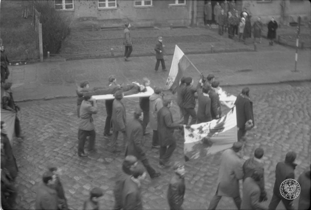 „Na drzwiach ponieśli go Świętojańską”. Symbol Grudnia&nbsp;’70