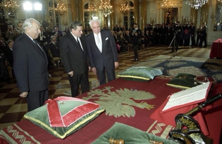 22 grudnia 1990 roku – symbol ciągłości Państwa Polskiego. &nbsp;Ryszard Kaczorowski, ostatni Prezydent Rzeczypospolitej Polskiej na uchodźstwie, przekazał insygnia władzy.&nbsp;&nbsp;