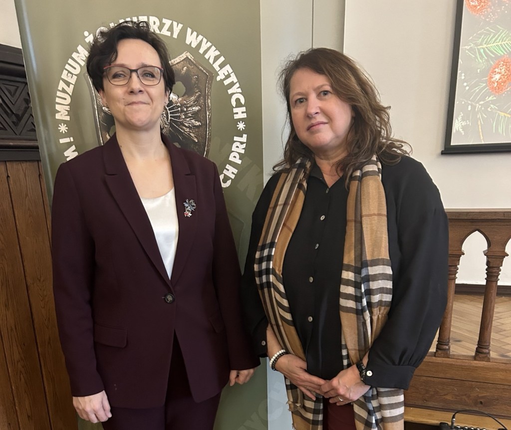 „Wolność jest w nas” – Polish Sue odwiedziła poruszającą wystawę w Muzeum Żołnierzy Wyklętych i Więźniów Politycznych PRL oraz nawiązała współpracę z&nbsp;Muzeum.