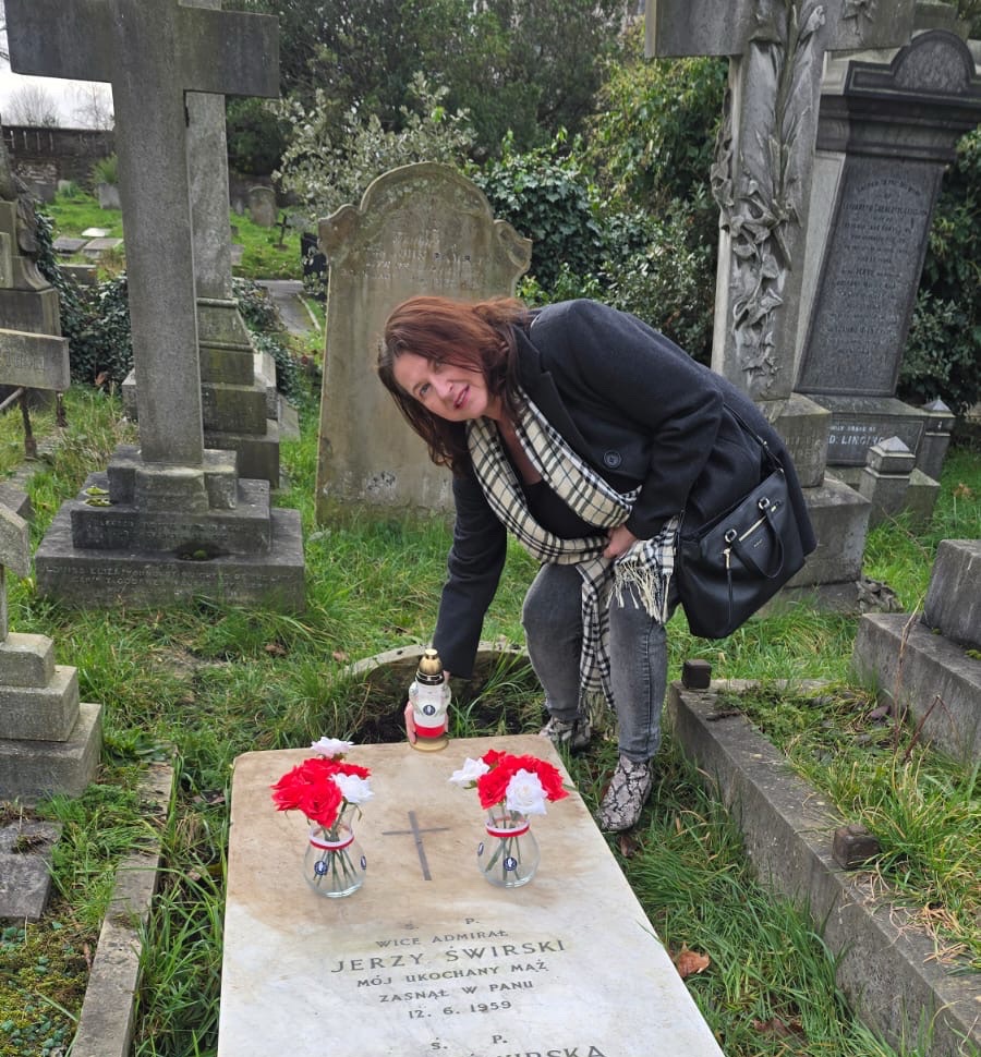🇵🇱⚓️&nbsp;Polish SUE złożyła hołd polskim marynarzom przy grobie Admirała Jerzego Świrskiego w Londynie. Od pierścienia w Pucku do obrony Wielkiej&nbsp;Brytanii.