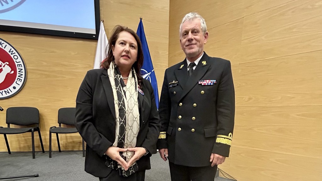 55 lat 3 Flotylli Okrętów Marynarki Wojennej RP – Polish Sue składa życzenia Marynarzom na ręce dowódcy kontradmirała Andrzeja&nbsp;Ogrodnika