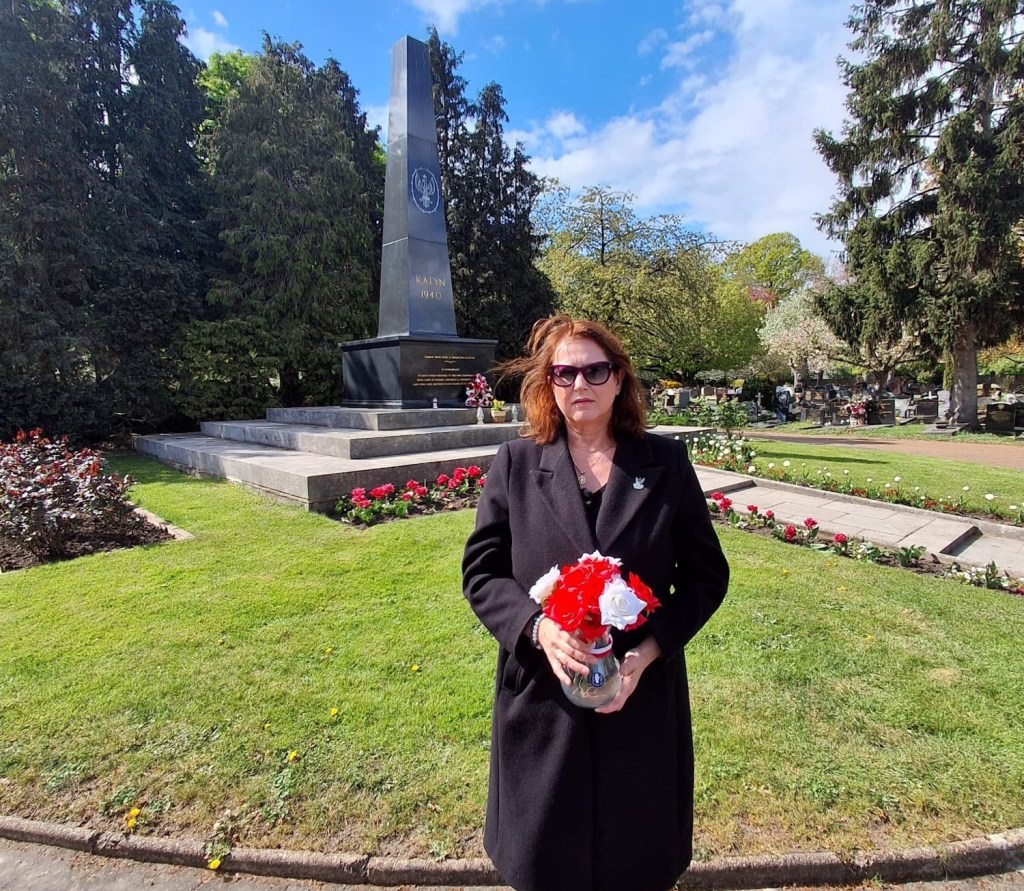 „Potężny głos zamilkłych chórów”. Polish Sue oddała hołd Ofiarom Katynia przy Pomniku Katyńskim na Cmentarzu Gunnersbury w&nbsp;Londynie.