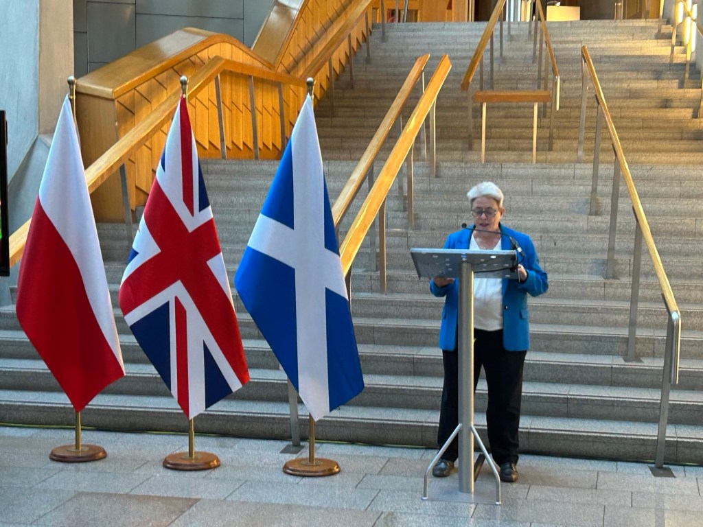 Parlament Szkocki przyjmuje uchwałę o Polakach – Clydebank i ORP Piorun w centrum&nbsp;pamięci.