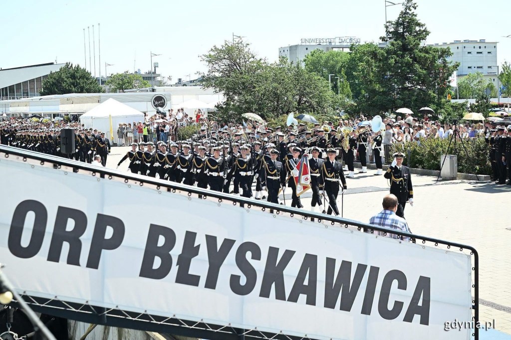 Nowe pokolenie oficerów Marynarki Wojennej RP. Uroczysta promocja na pokładzie ORP&nbsp;„Błyskawica”