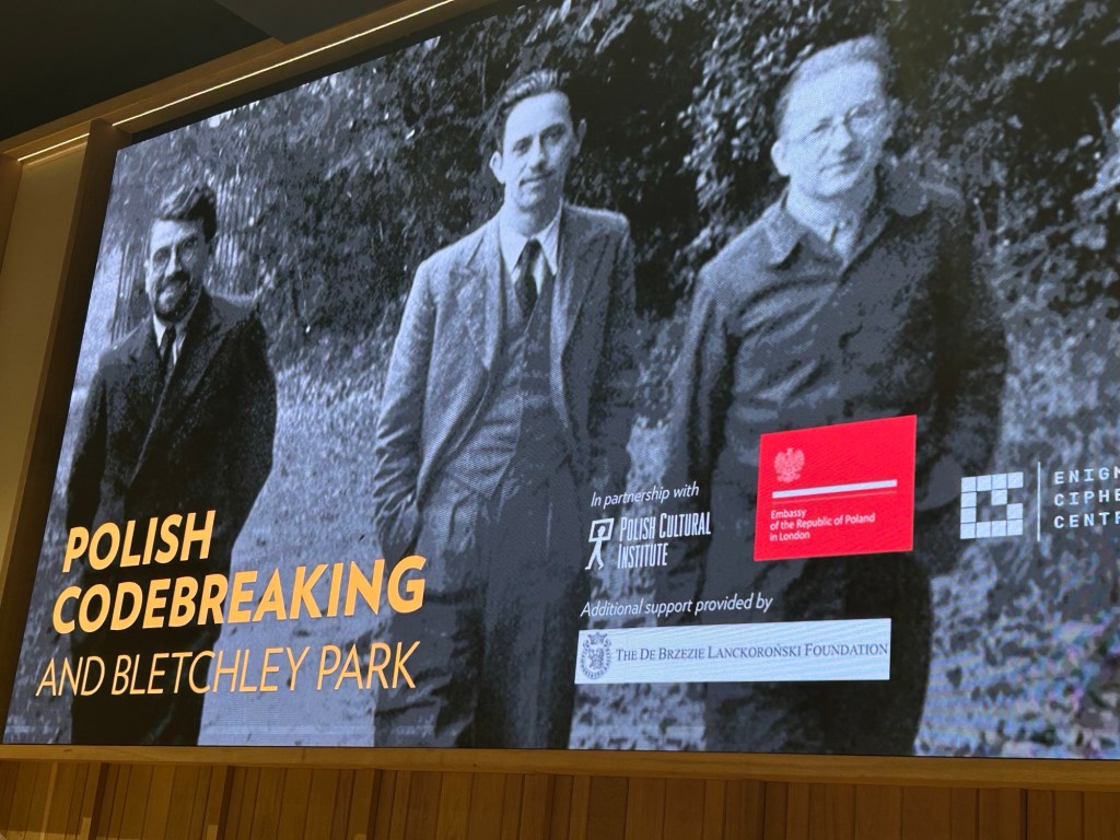 Historia Bletchley Park zaczyna się w Polsce: Hołd dla polskich matematyków – pionierów, którzy złamali kod&nbsp;Enigmy.