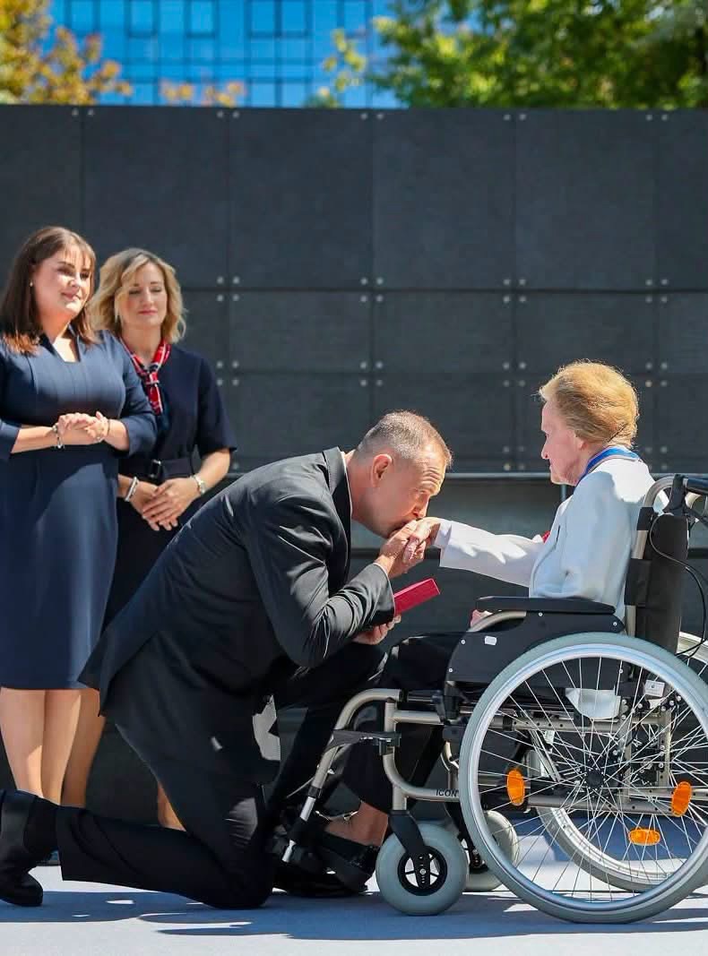 Prezydent Rzeczypospolitej Polskiej Karol Nawrocki uhonorował Bohaterów Powstania Warszawskiego odznaczeniami&nbsp;państwowymi.