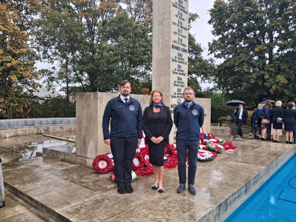 Polish Sue Honours the Polish Airmen at the 65th Annual Commemoration in Northolt&nbsp;🕯️🇵🇱✈️