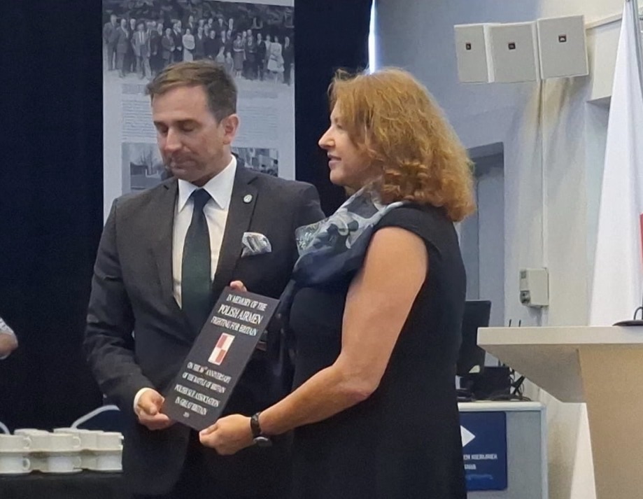 Polish Sue Honours the Polish Airmen of the Battle of Britain.  A commemorative plaque presented to the Polish Air Force Museum in&nbsp;Dęblin.