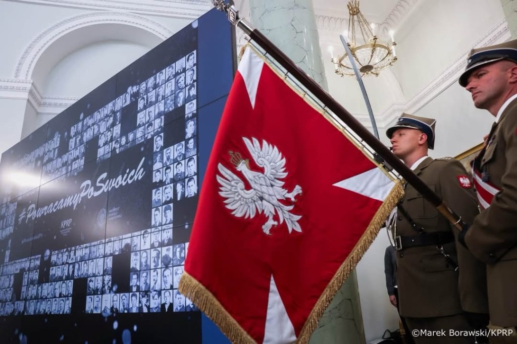 Polska wraca po swoich. W Pałacu Prezydenckim wręczono noty identyfikacyjne rodzinom 14 ofiar&nbsp;totalitaryzmów.